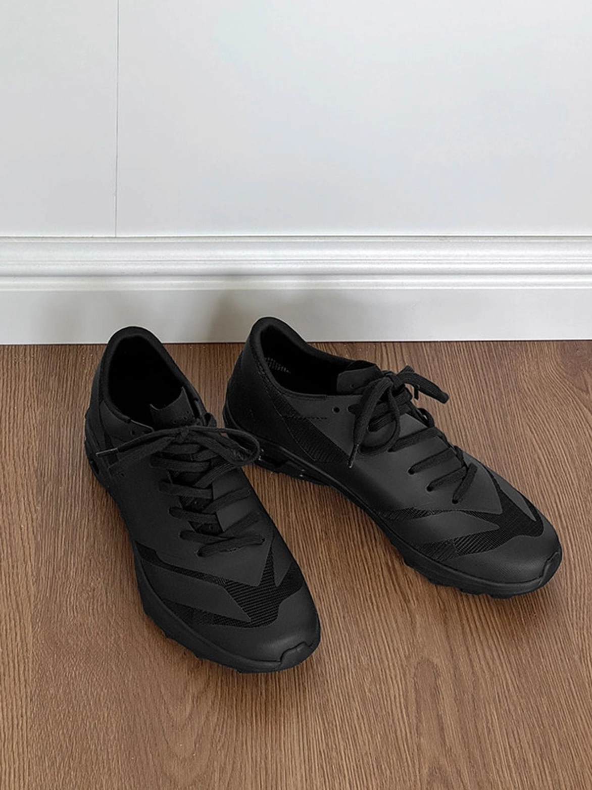 Arch-support low-profile streetwear sneakers in a streamlined unisex silhouette with lace-up construction, flexible sole, and modern urban styling
