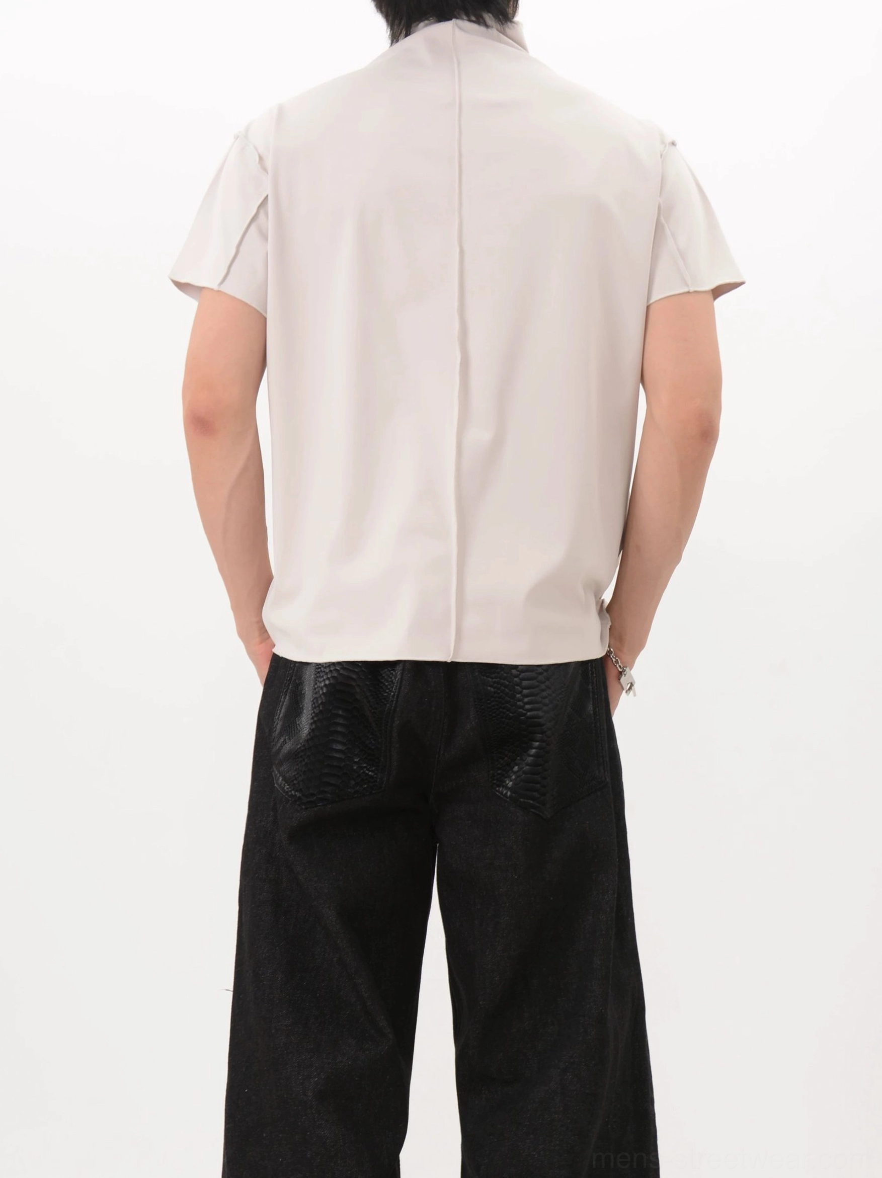 Back seam mock neck short-sleeve shirt in a minimalist Korean streetwear silhouette