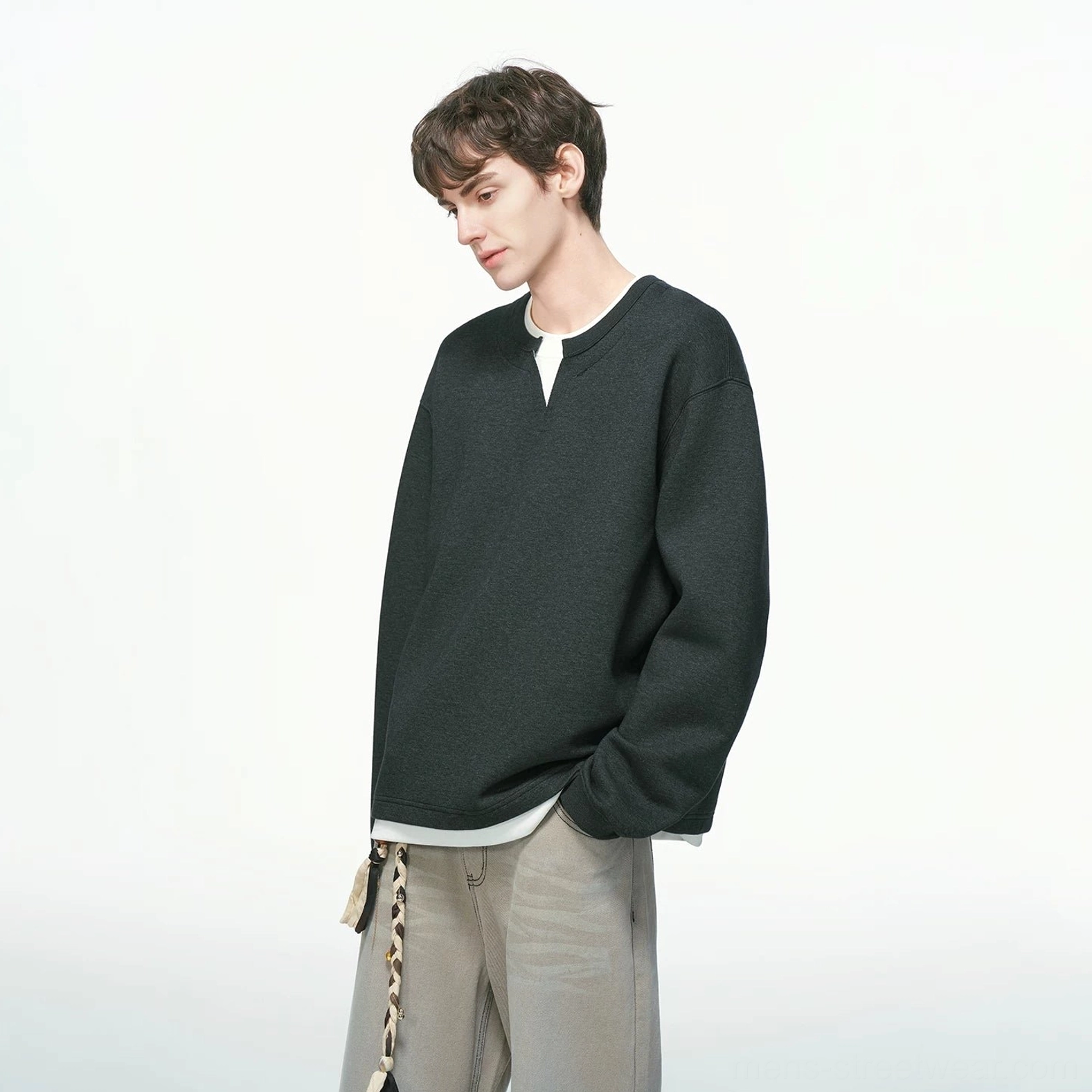 Black fleece-lined and thickened men's layered crew neck sweatshirt with minimalist solid color and oversized streetwear silhouette