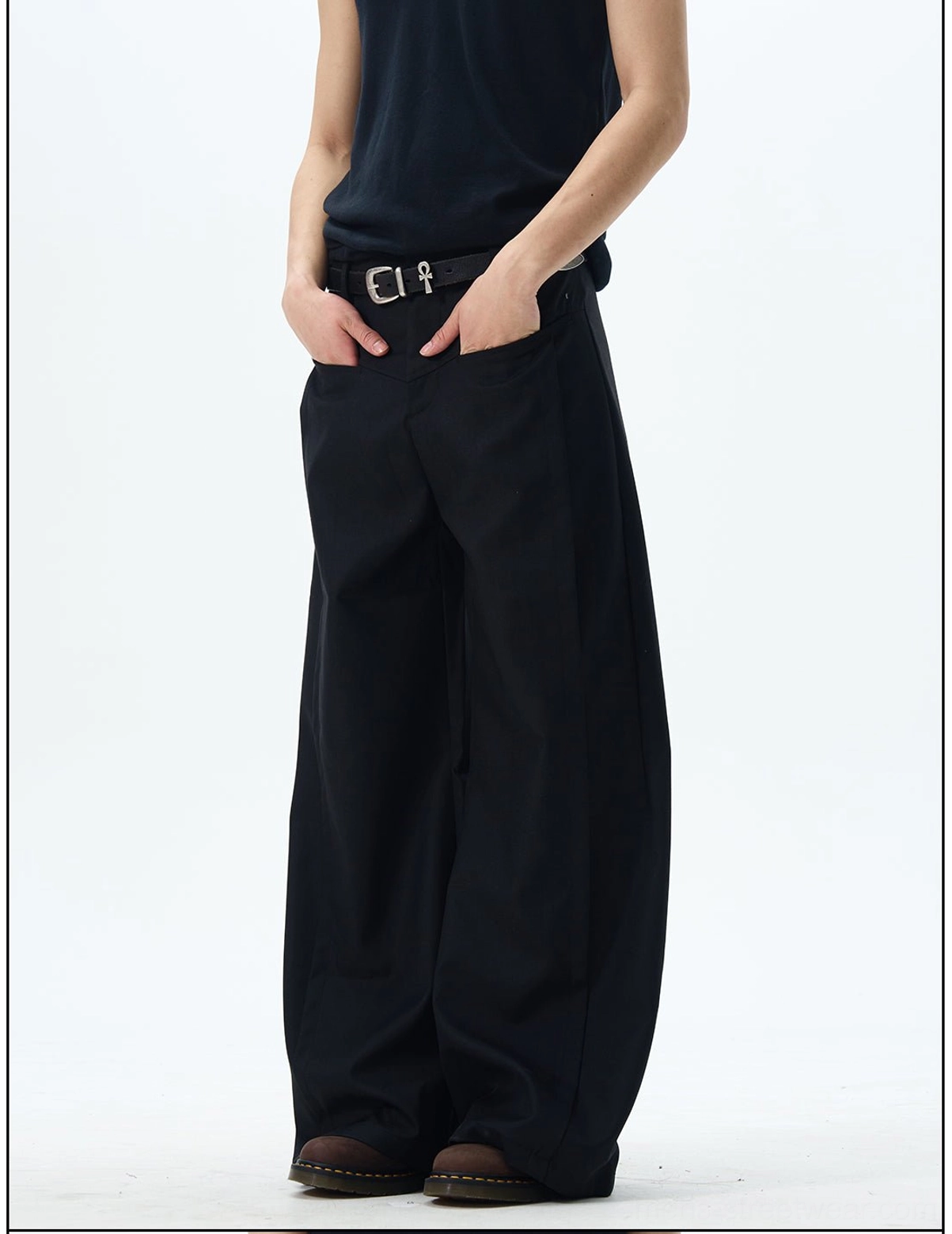 Three-quarter side view of black high-waisted wide-leg pants with side-entry pockets and relaxed streetwear volume
