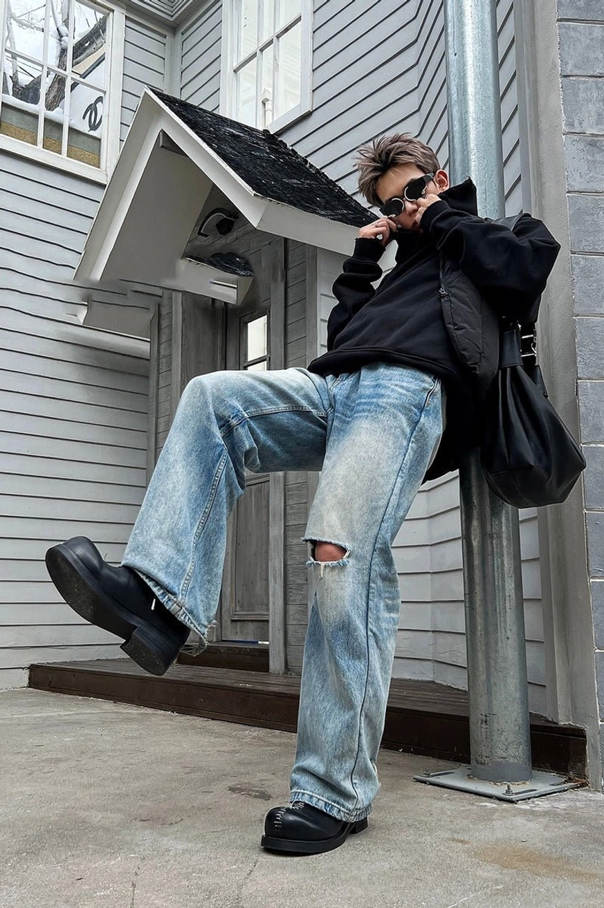Black leather contrast stitch Oxford shoes styled with ripped jeans and black hoodie for a casual Korean-inspired streetwear look