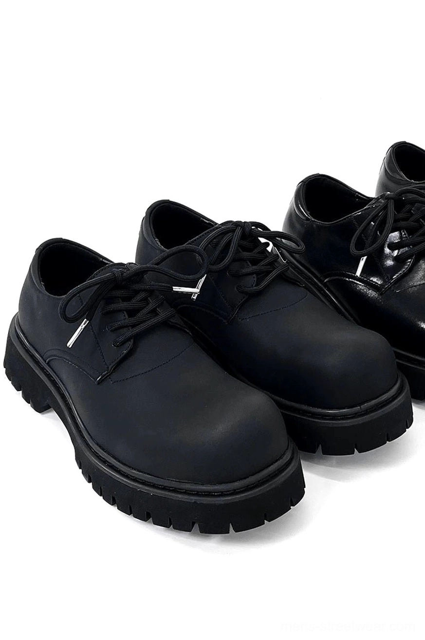 Black platform lace-up derby shoes suitable for wide-leg jeans relaxed tailoring and Korean fashion looks