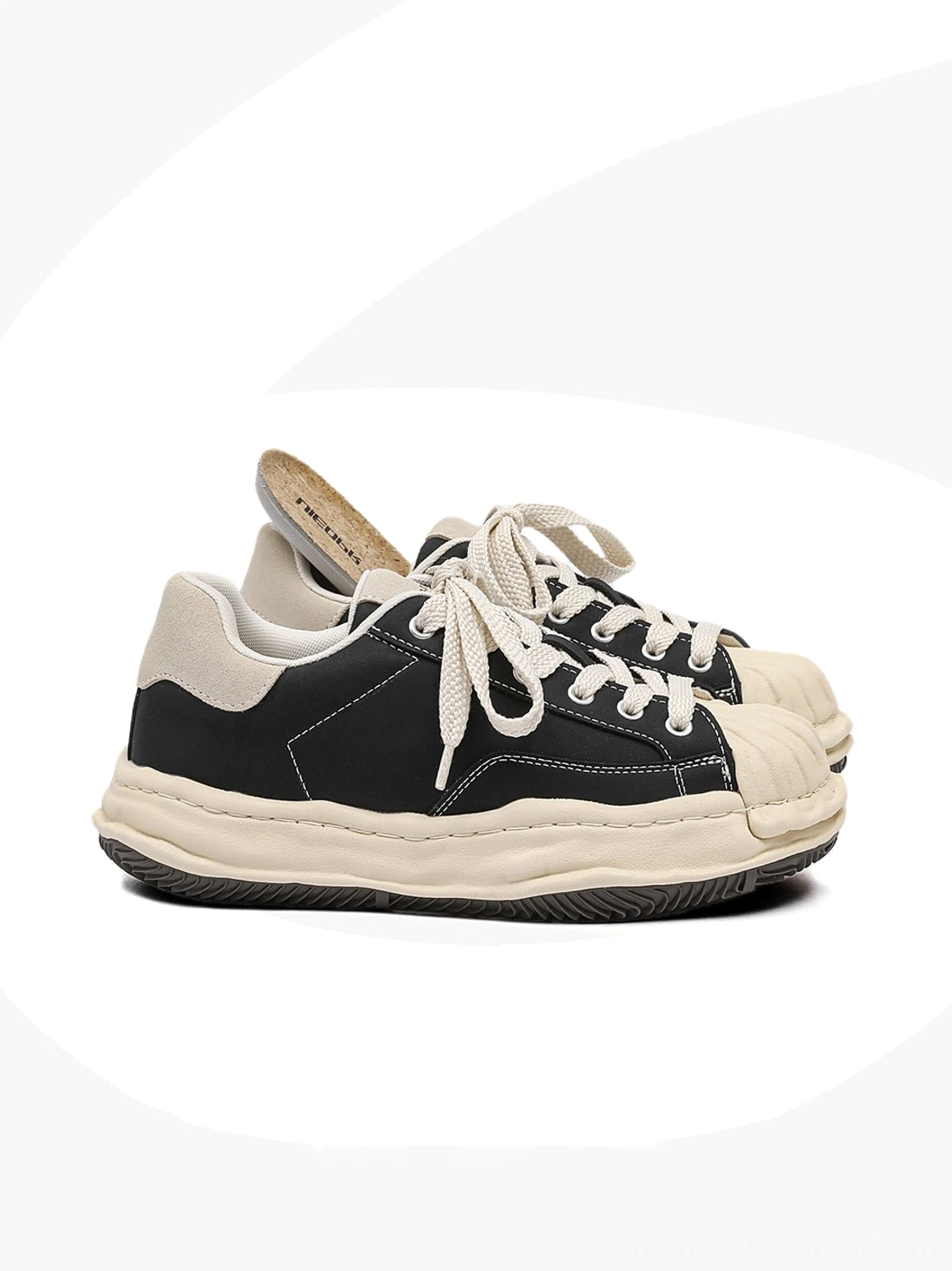 Black shell-toe platform sneakers for men and women styled as versatile unisex Korean streetwear footwear