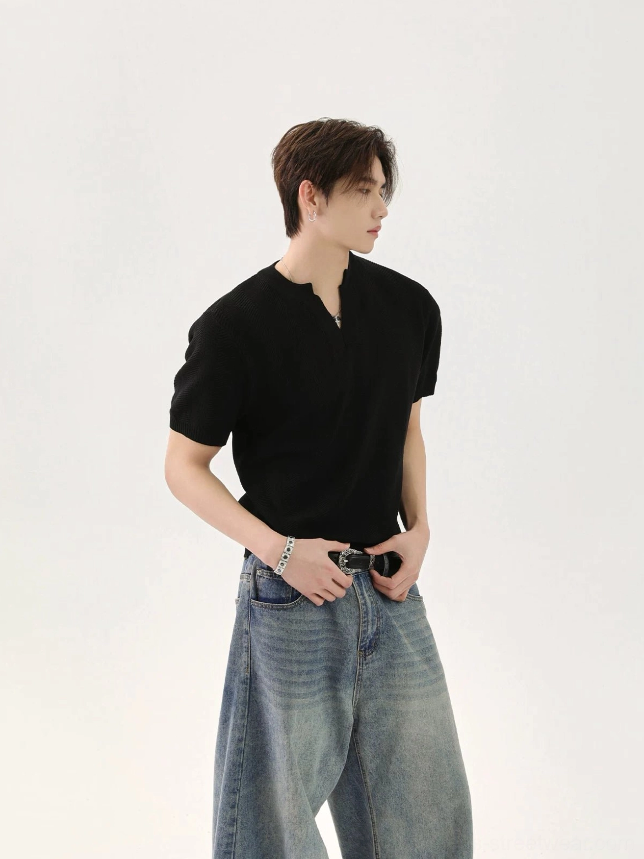 Black short-sleeve V-neck knitted T-shirt for men in minimalist Korean streetwear styling