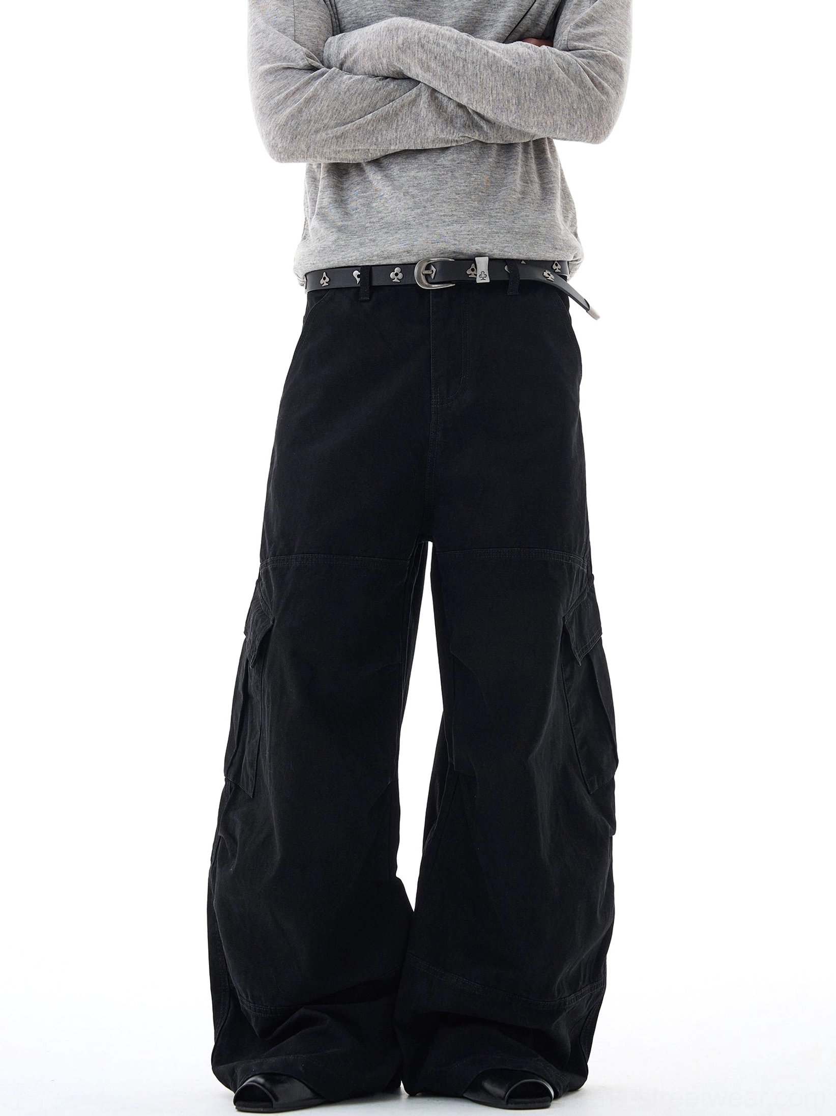 Full front view of black wide-leg cargo pants with an oversized silhouette, relaxed proportions, and modern Korean fashion styling