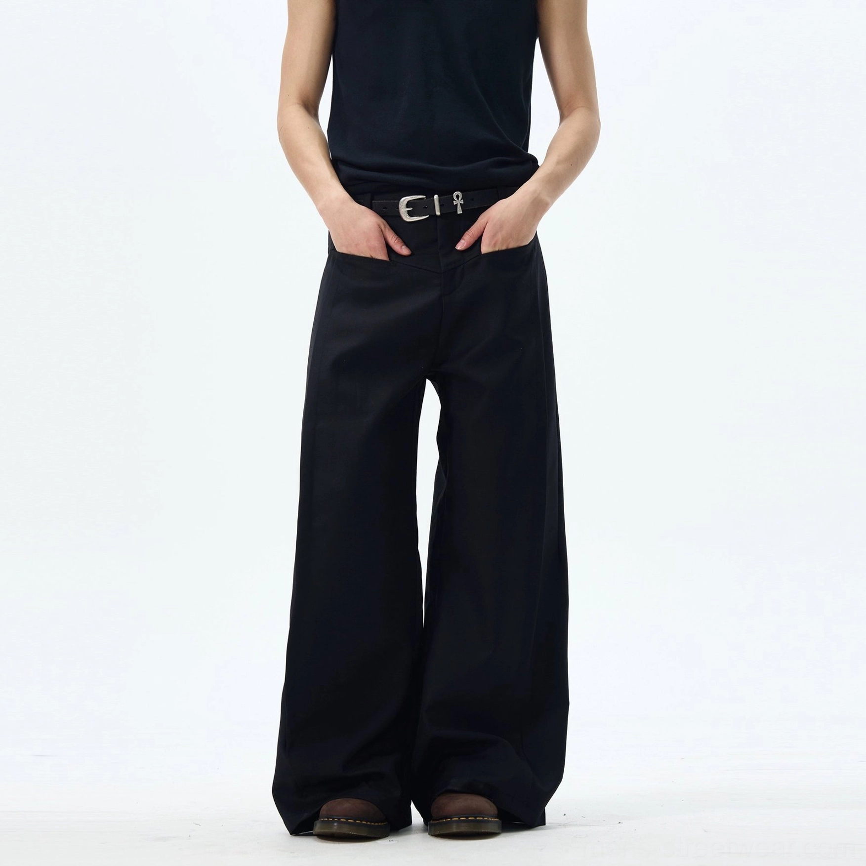 Black wide-leg skater trousers with a high-rise waistband, belt loops, practical pockets, and modern oversized streetwear fit