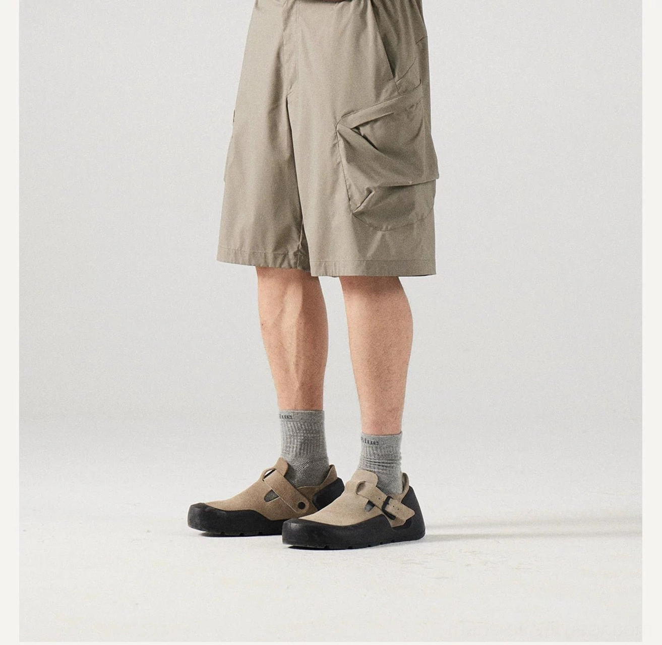 Breathable men's cargo shorts product image featuring a relaxed streetwear silhouette, utility pocket design, and adjustable waist