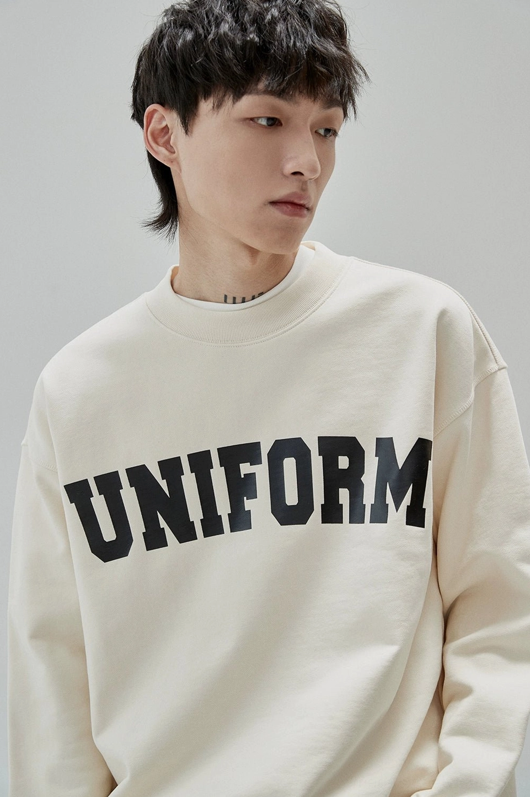 Classic retro print sweatshirt for effortless jeans, sneakers, and oversized outerwear combinations