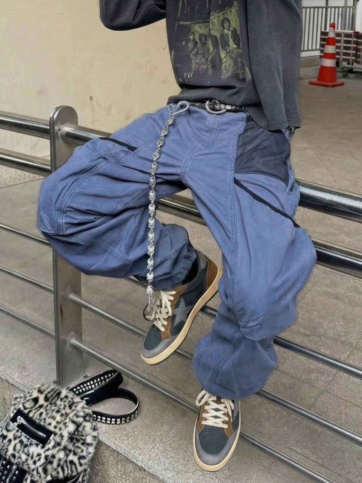 Low-angle view of retro star low-top sneakers worn with loose cargo trousers and a graphic T-shirt for a relaxed Seoul streetwear outfit