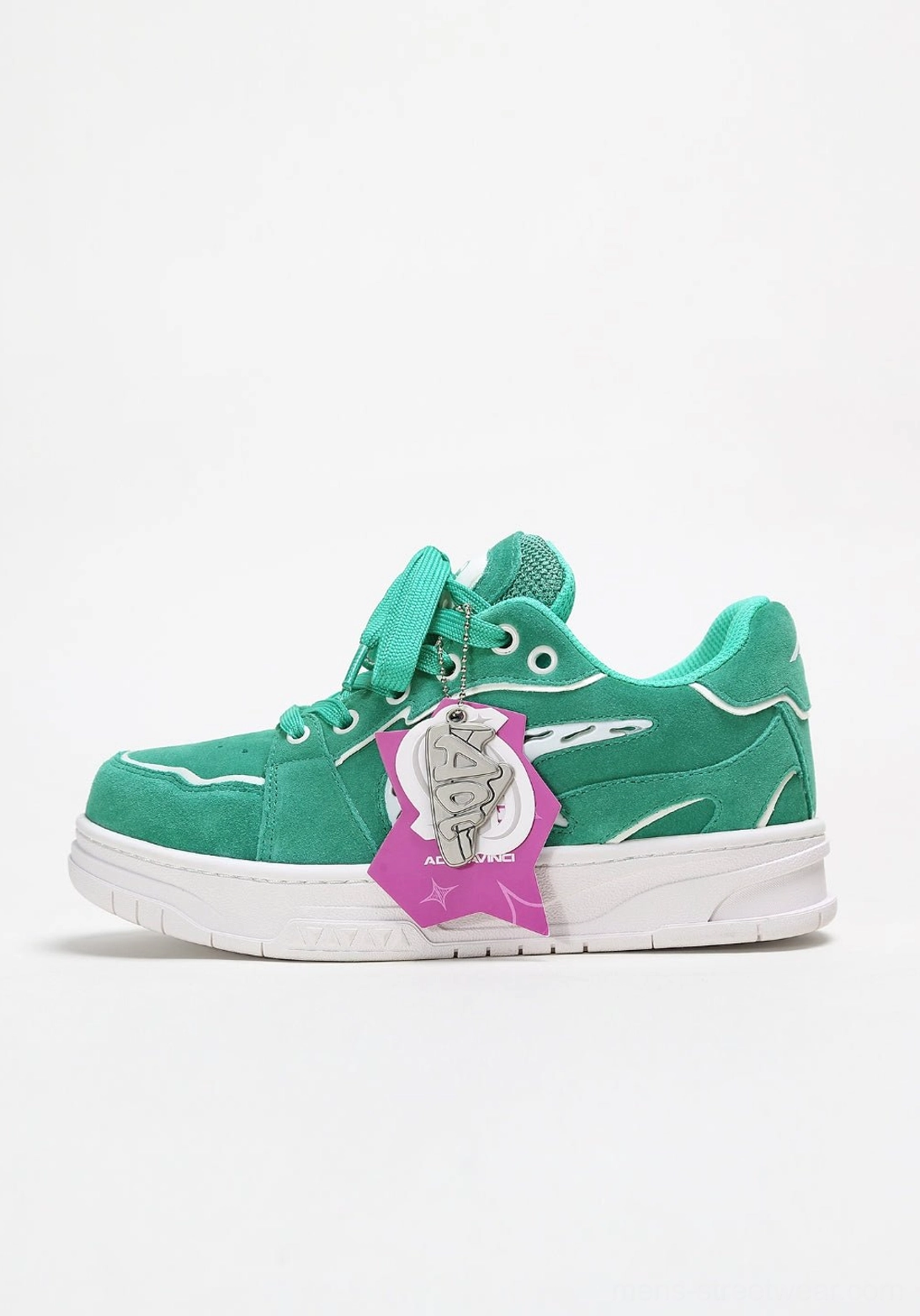 Colorful streetwear sneakers suitable for men and women, combining a classic skate shape with bold contrast detailing