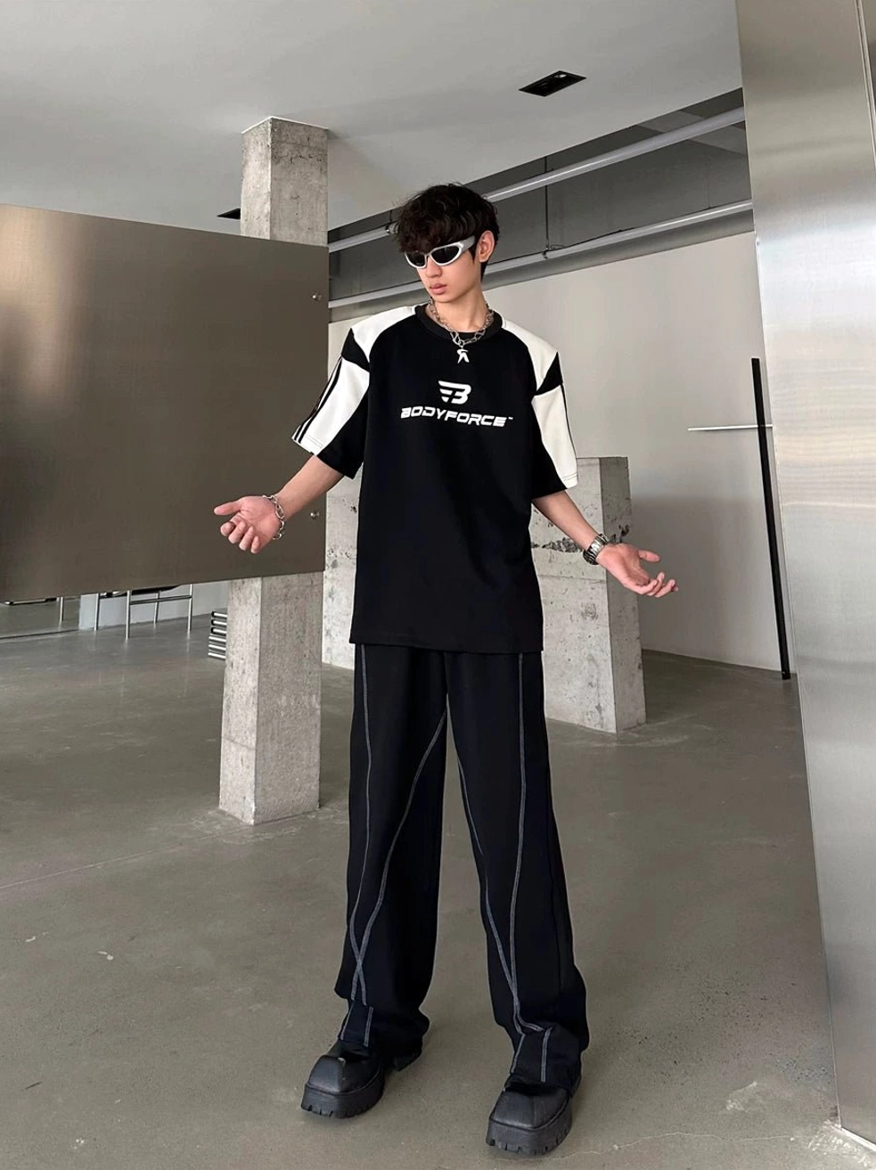 Colorblock varsity sport tee with relaxed fit and bold athletic streetwear design