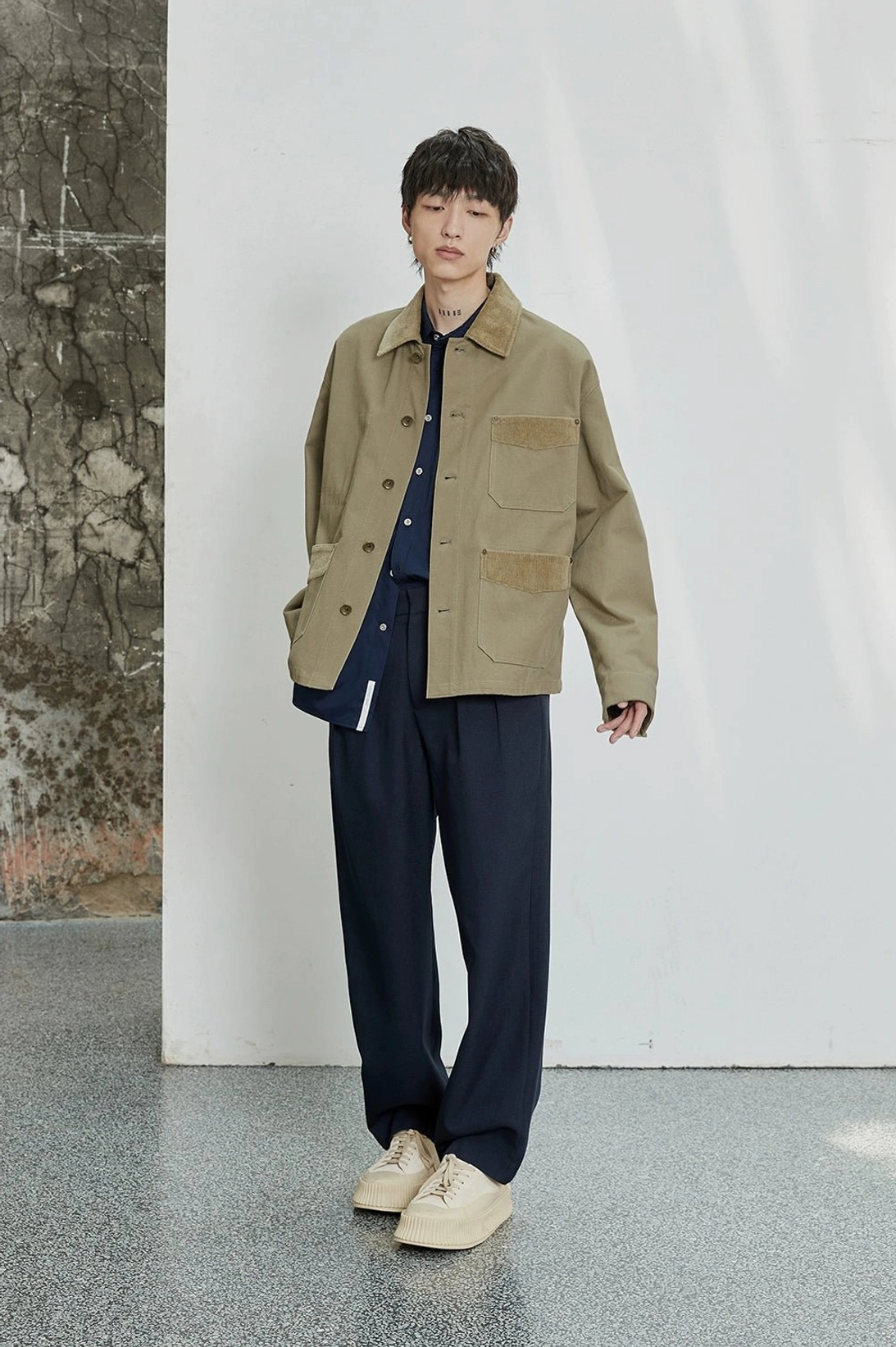 Contemporary wide-leg trousers with front pleats, practical pockets, and adjustable hem