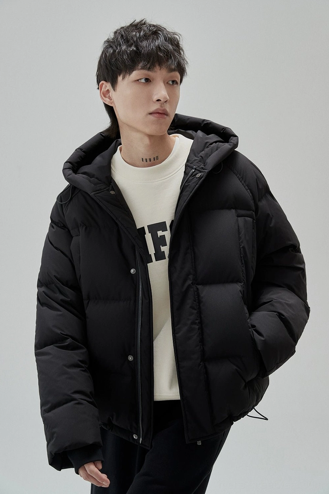 Cotton crewneck sweatshirt with vintage sports graphic appeal and versatile relaxed silhouette