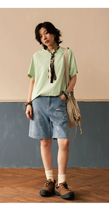 Cotton raglan sleeve T-shirt product image showing relaxed Korean streetwear design and minimalist solid-color styling