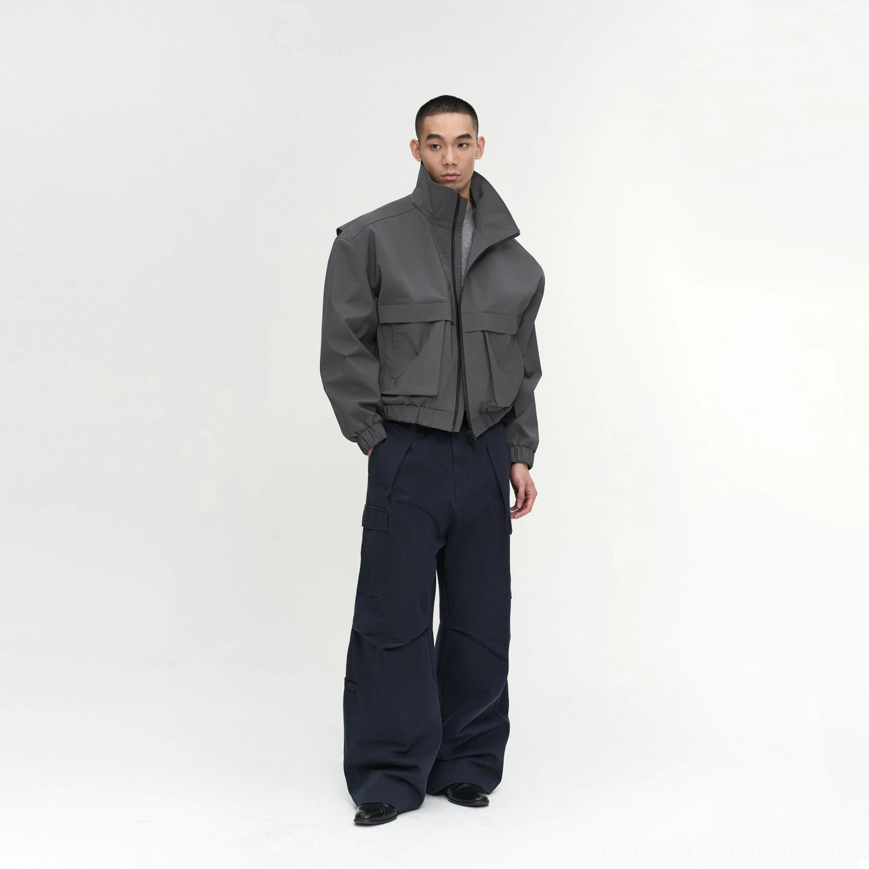 Men's dark gray padded cropped stand-collar jacket with dual front flap pockets and relaxed Korean streetwear silhouette