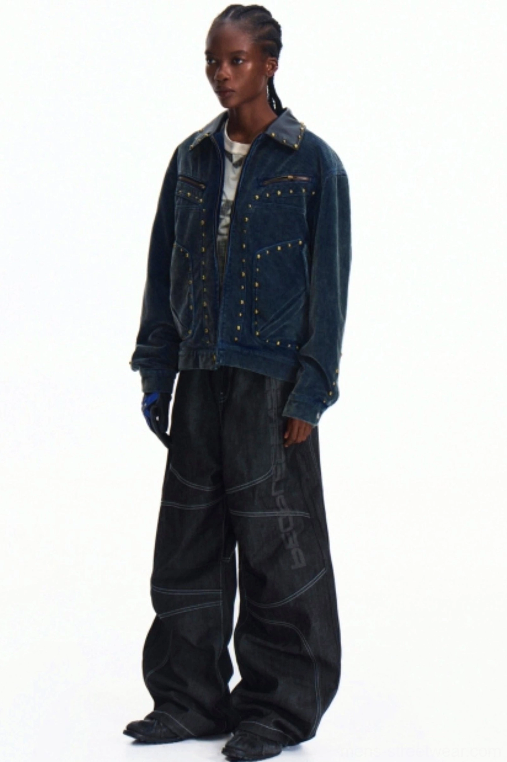 Side three-quarter outfit view featuring dark indigo men's wide-leg jeans, layered denim styling, contrast stitching, and modern East Asian streetwear details