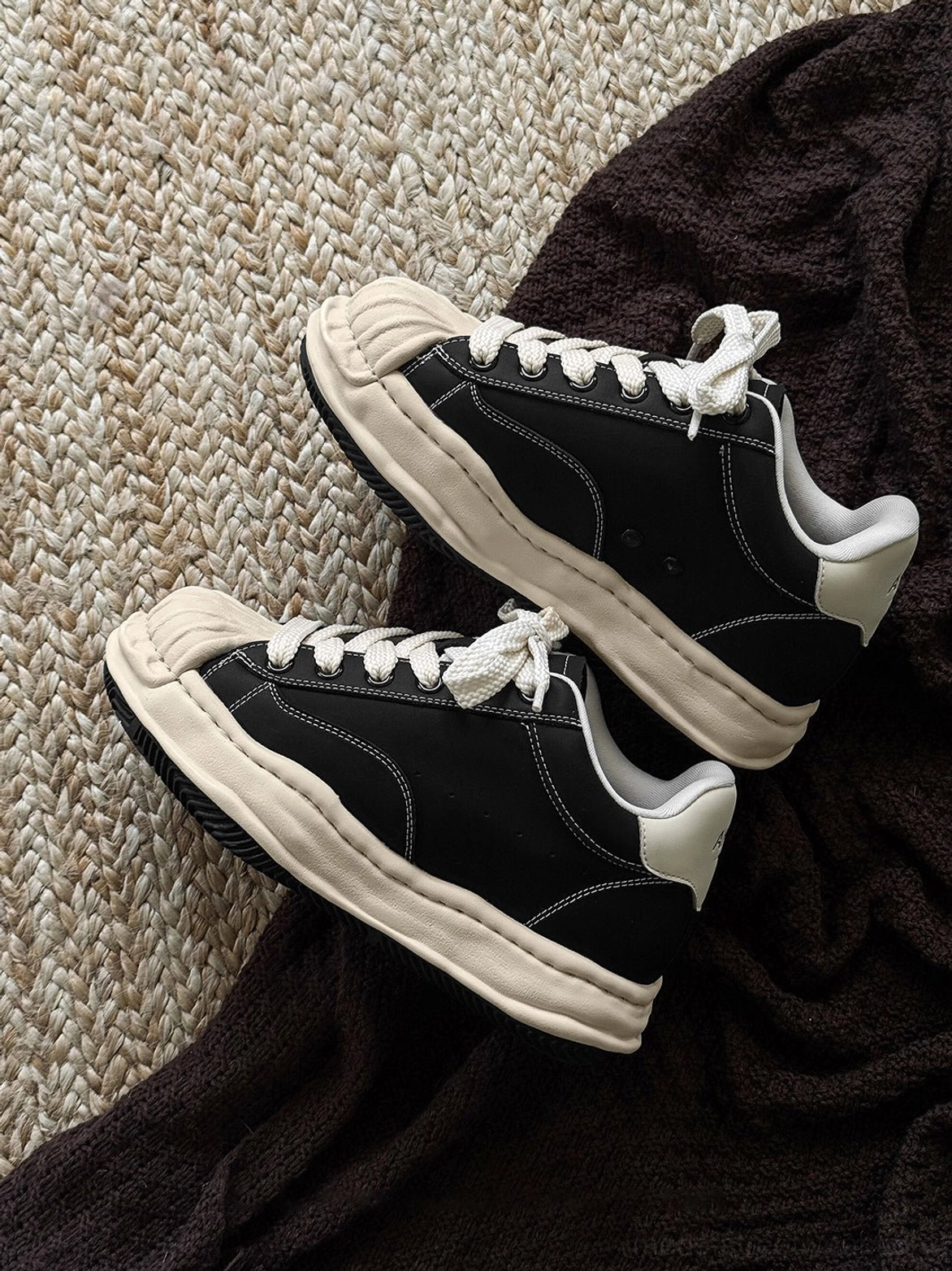 Distressed black shell-toe platform court sneaker product image with chunky 7 cm streetwear sole