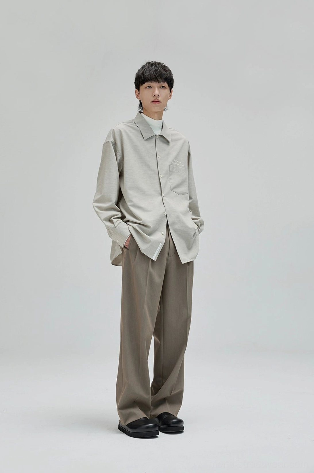 Wide leg tailored suit pants suitable for monochrome outfits smart casual dressing and Korean streetwear