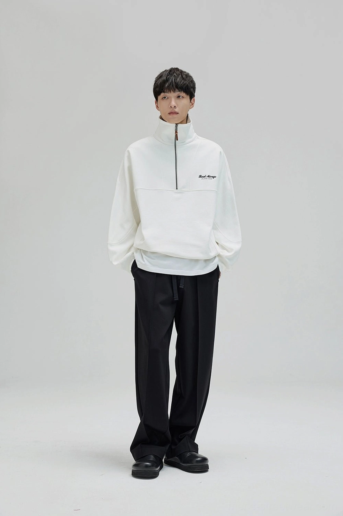 Relaxed straight leg suit trousers with wide opening and refined East Asian streetwear styling
