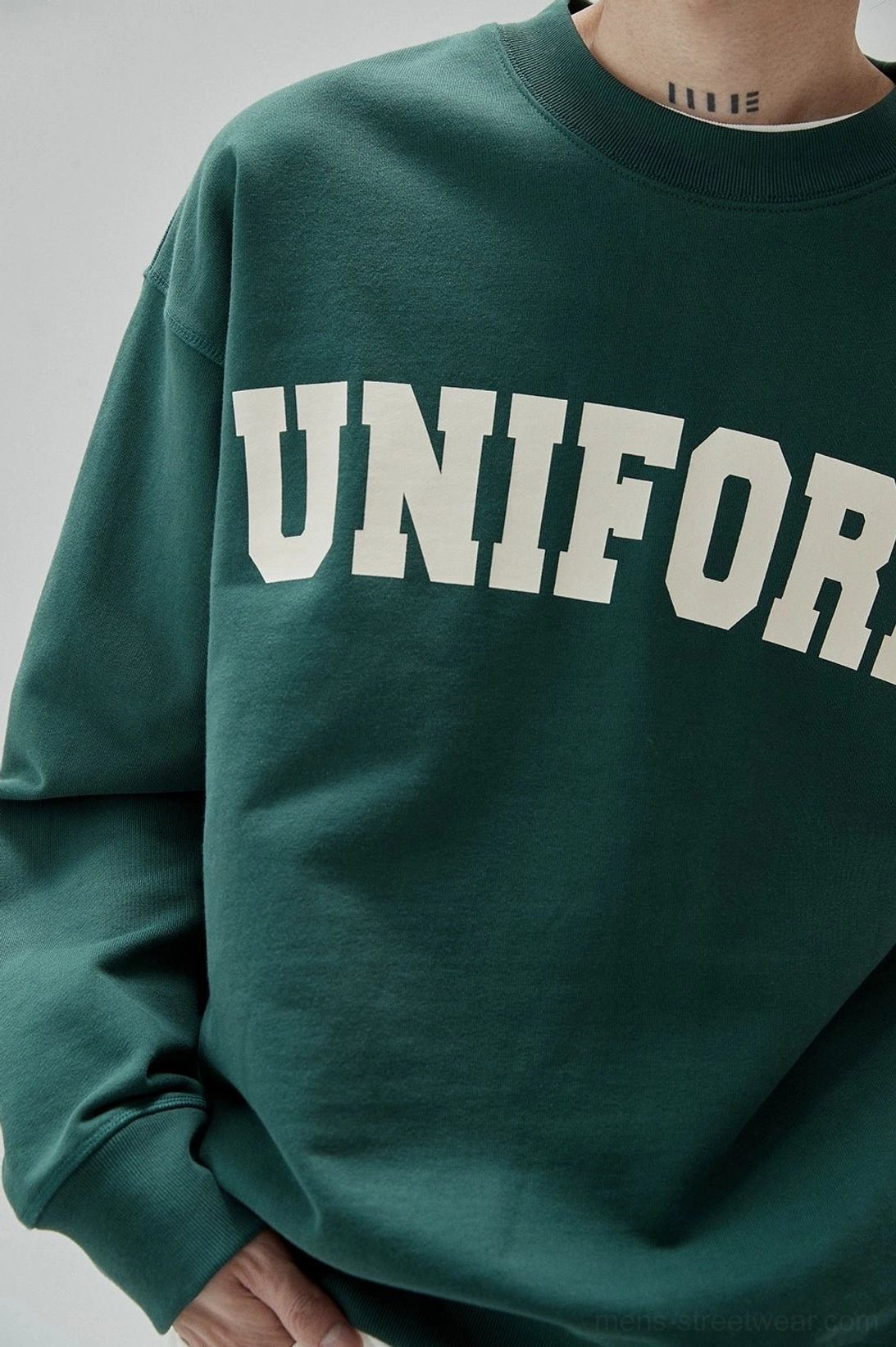 Everyday cotton crewneck sweatshirt with nostalgic collegiate UNIFORM chest graphic