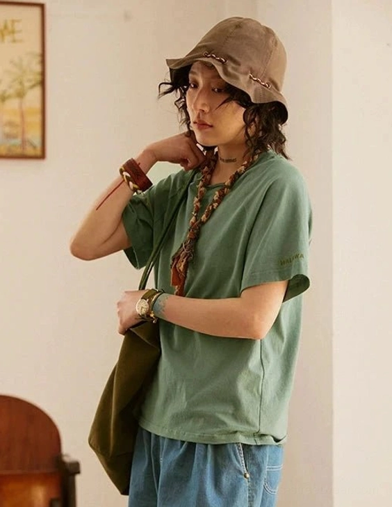 Everyday cotton raglan crew neck T-shirt with comfortable proportions and adaptable minimalist streetwear styling