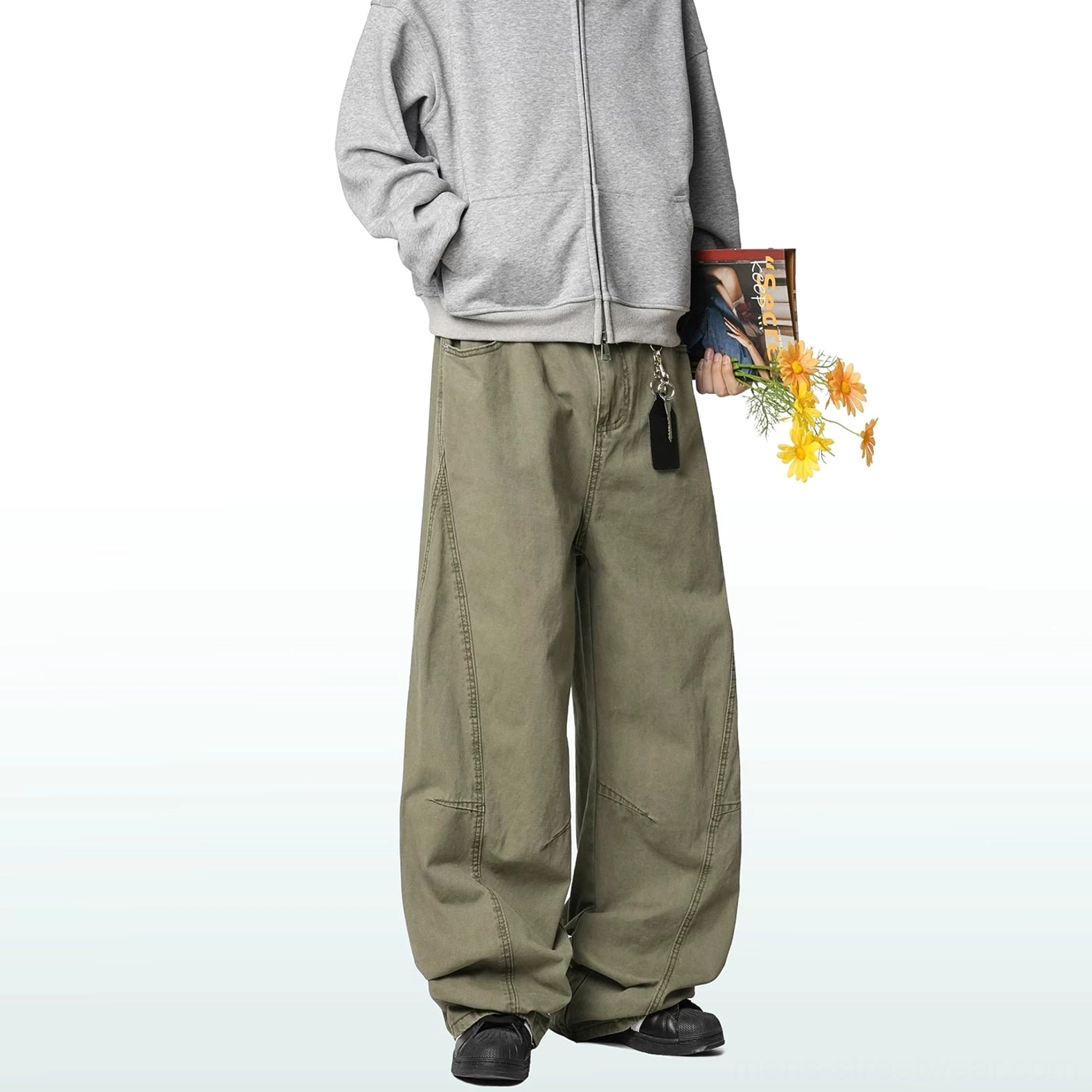 Full-length wide-leg cargo trousers with a soft draped shape and understated workwear details for modern East Asian streetwear styling