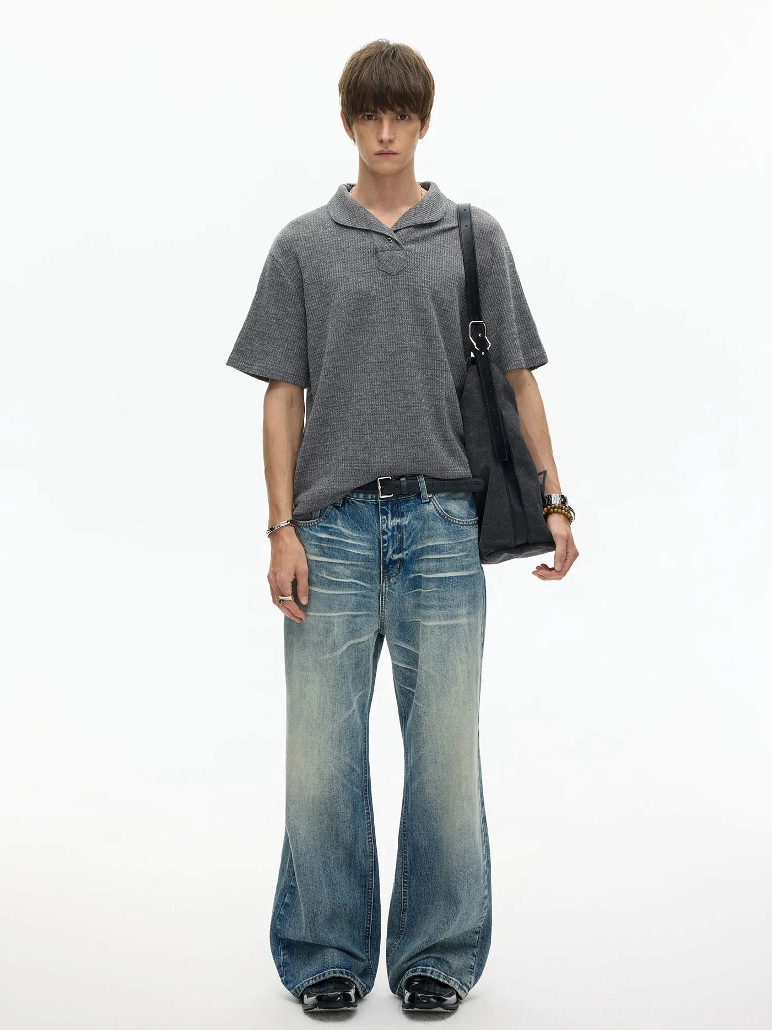 Full body styling of heather gray shawl collar knit polo tee with straight blue jeans and black shoulder bag in casual East Asian streetwear fashion