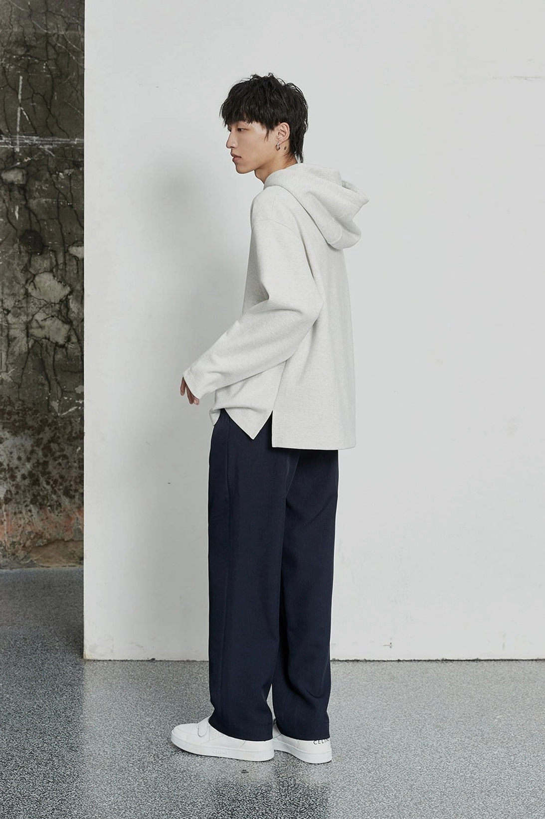 High-waisted wide-leg dress trousers with elastic waistband and modern streetwear details