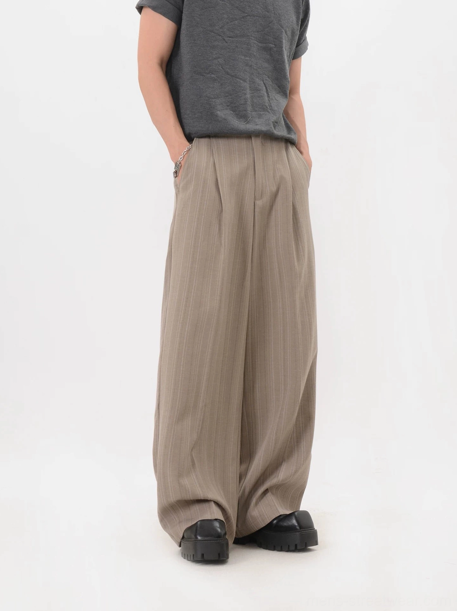 Front three-quarter view of khaki wide-leg trousers with a pleated waist and relaxed streetwear fit