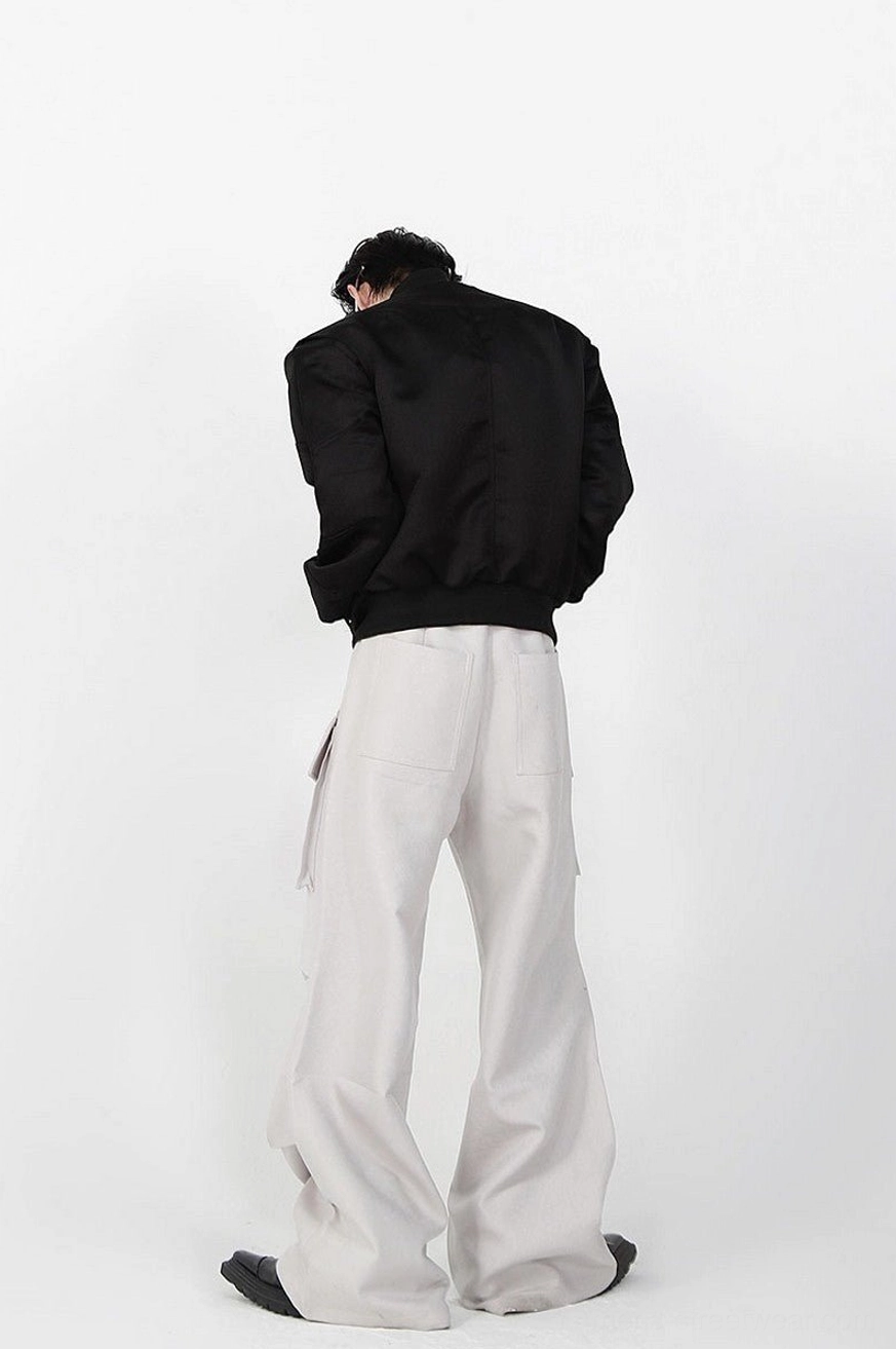 Back view of light gray pleated cargo pants featuring a relaxed wide-leg silhouette, waist loops, utility side pockets, and modern East Asian streetwear design