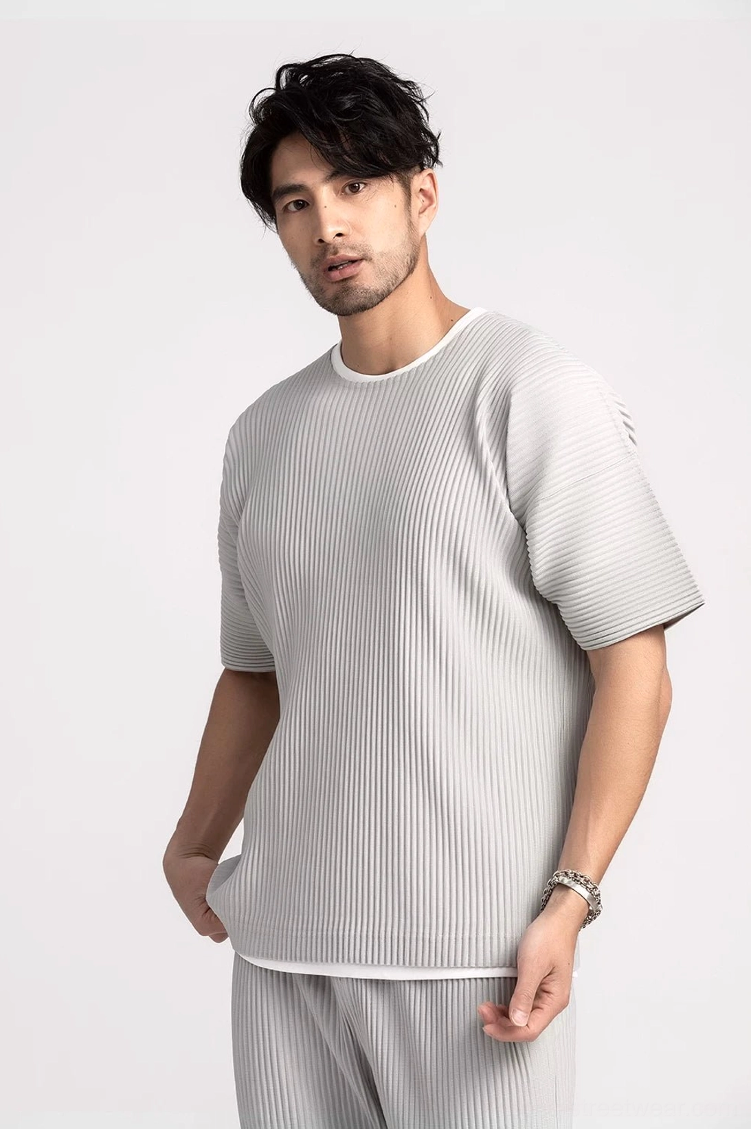 Light grey men's pleated short-sleeve tee with contrast white crew neckline and relaxed Korean streetwear fit
