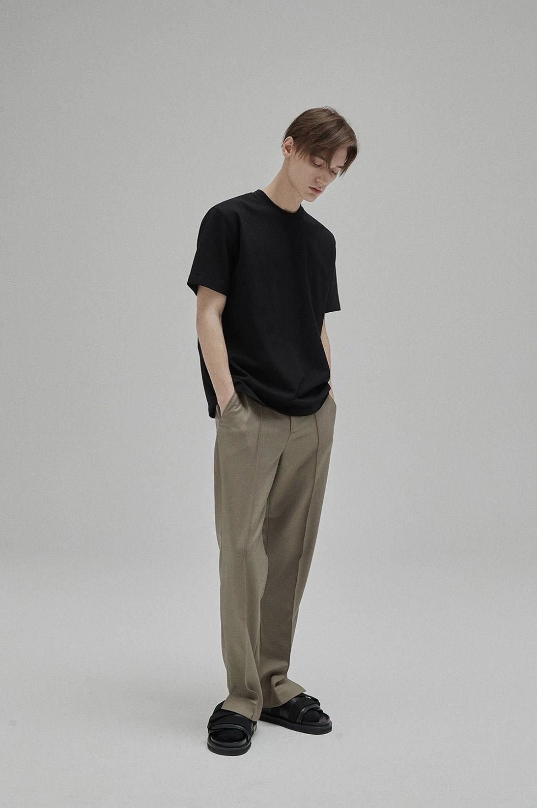 Logo-free cotton crew neck T-shirt with understated silhouette for minimalist menswear wardrobes