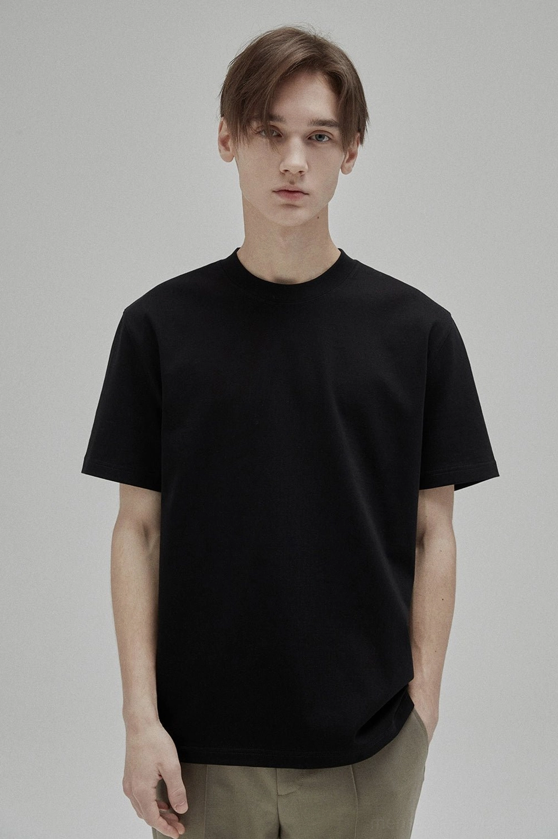 Long and short sleeve cotton crew neck T-shirt options for versatile all-season layering