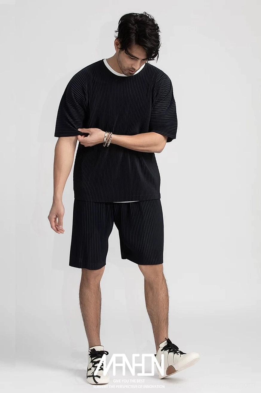 Black men's pleated casual boxy tee styled with matching pleated shorts in modern Seoul streetwear fashion
