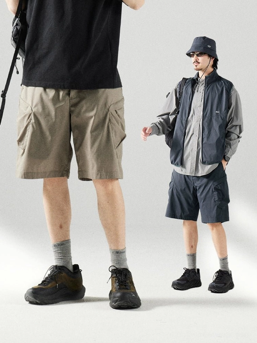 Men's loose fit cargo shorts in khaki and navy with elastic drawstring waistbands styled for casual outdoor Korean streetwear
