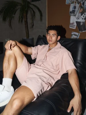 Men's dusty pink Korean streetwear two-piece linen-look shirt and shorts set with relaxed oversized fit