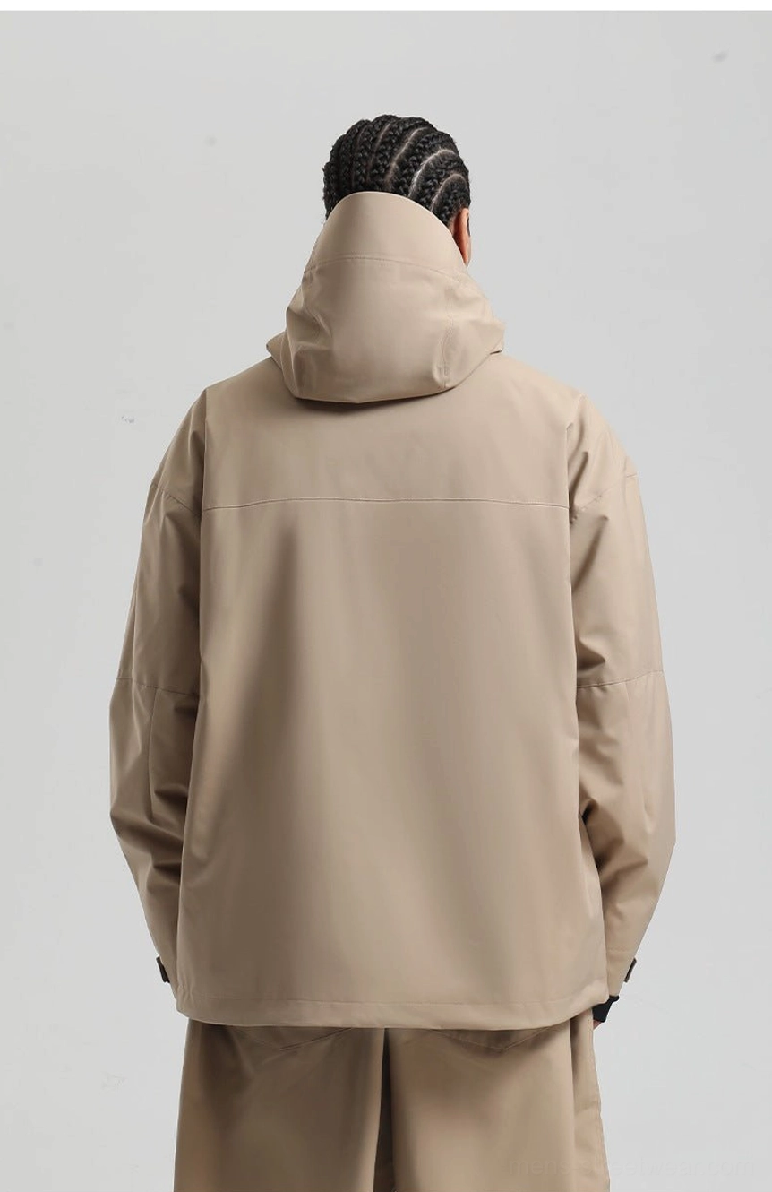 Relaxed-fit men’s snowboard jacket with hood and functional zip pockets for winter streetwear and outdoor layering