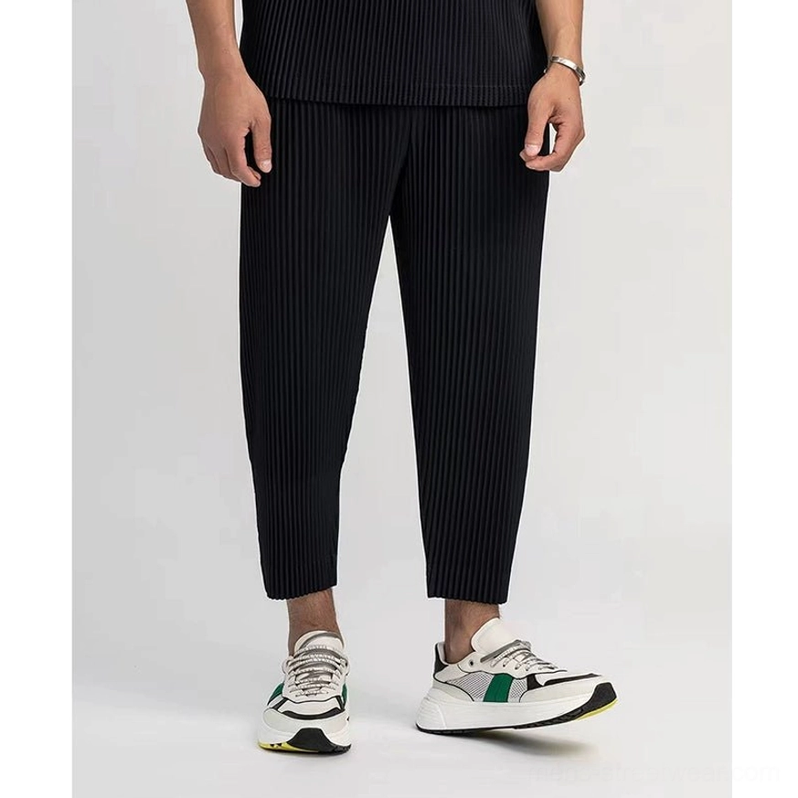 Men's pleated cropped pants with relaxed tapered silhouette, fine ribbed texture, elastic waistband, and contemporary Korean streetwear styling