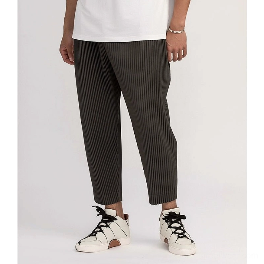 Men's pleated cropped pants in versatile streetwear styling, featuring structured vertical texture, cropped ankle length, and relaxed fit