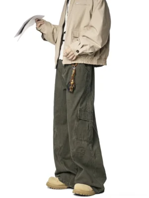 Military green wide-leg cargo pants styled with a beige cropped jacket, side cargo pockets and relaxed Korean streetwear fit