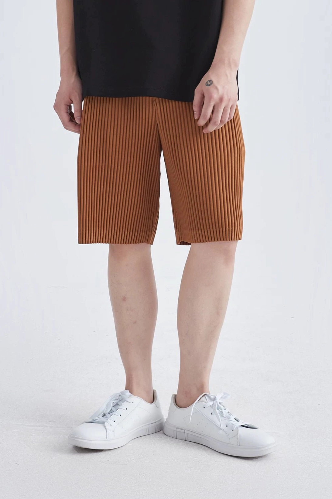Minimalist pleated shorts with relaxed proportions for Korean fashion and everyday city wear