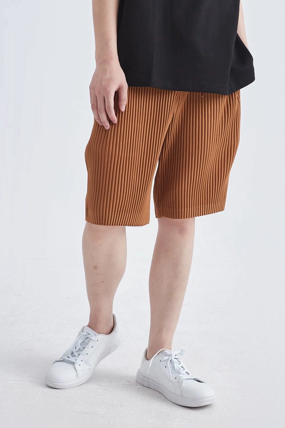 Modern pleated tech shorts with elastic waistband and comfortable knee-length streetwear fit