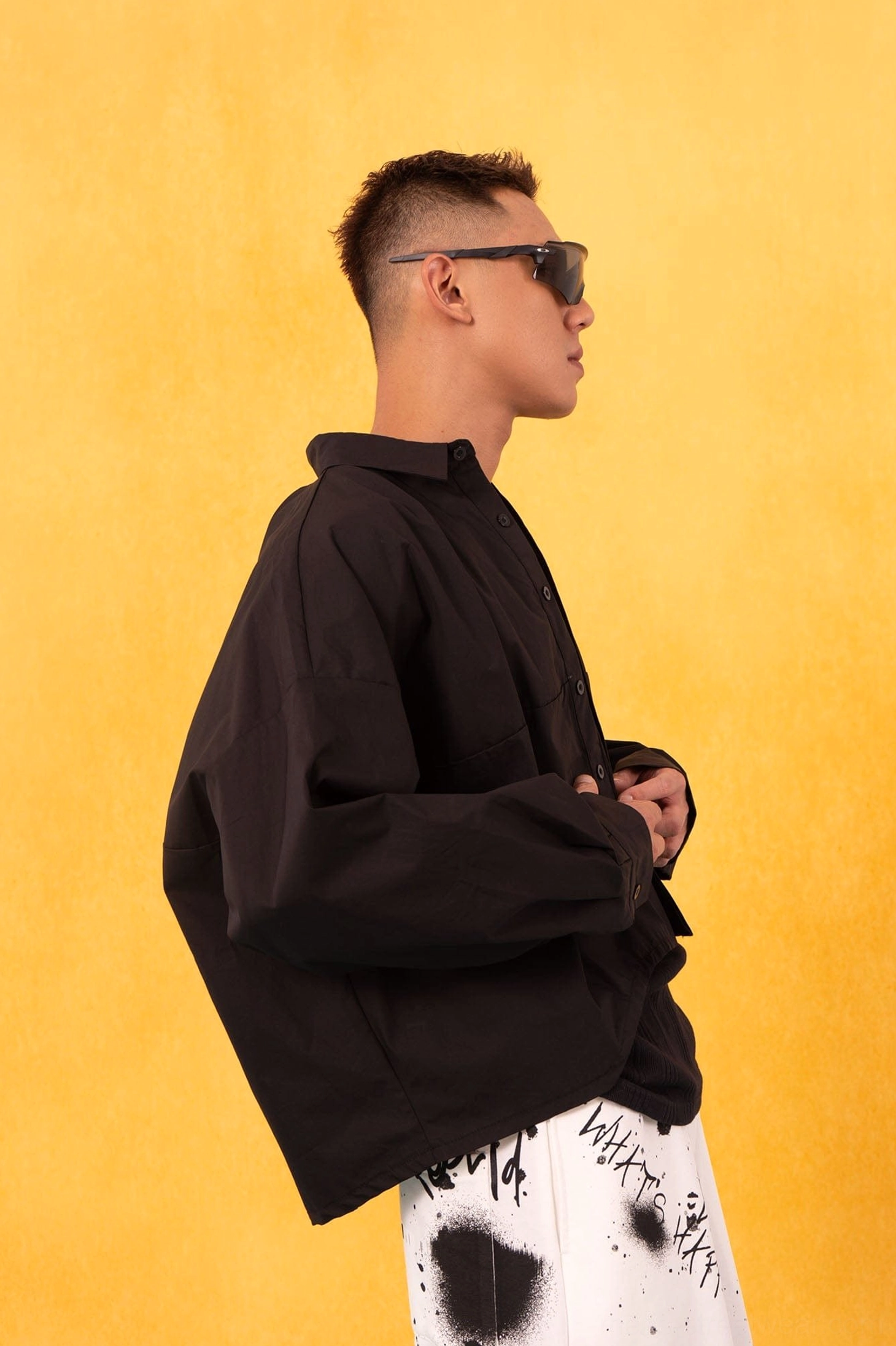 Oversized Korean streetwear poplin shirt styling with a cropped boxy silhouette, wide sleeves, and casual layered proportions