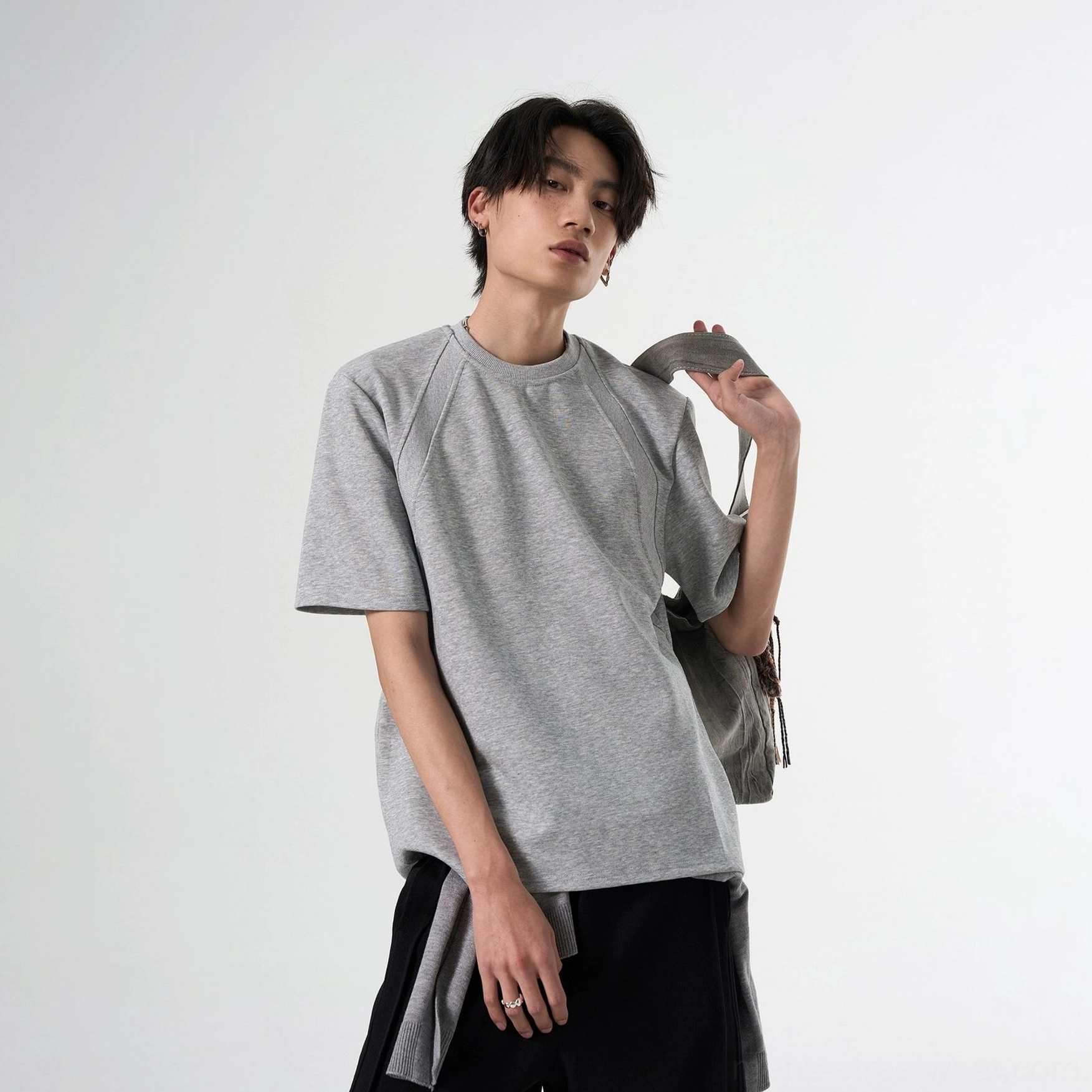 Relaxed short-sleeve raglan T-shirt in modern Korean streetwear boxy silhouette