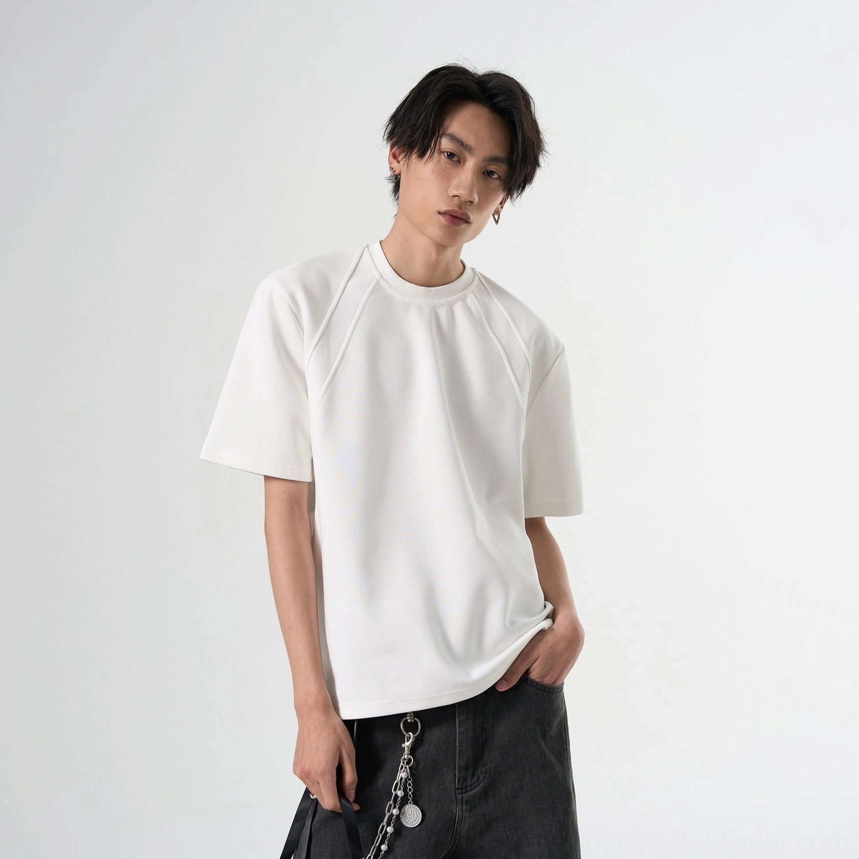 Minimal solid-color raglan sleeve T-shirt for Seoul-inspired casual streetwear outfits