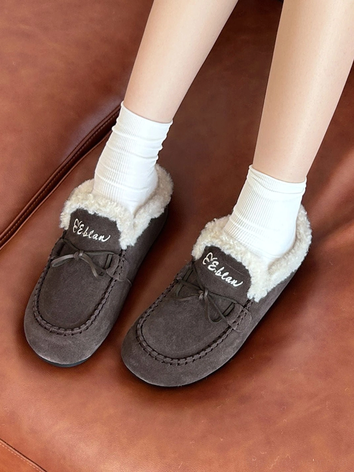Cozy suede-look moccasin slippers with artificial plush lining and flat slip-on sole