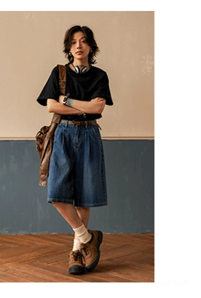 Relaxed cotton raglan T-shirt with layered crew neckline and raw-edge sleeve details for modern streetwear outfits
