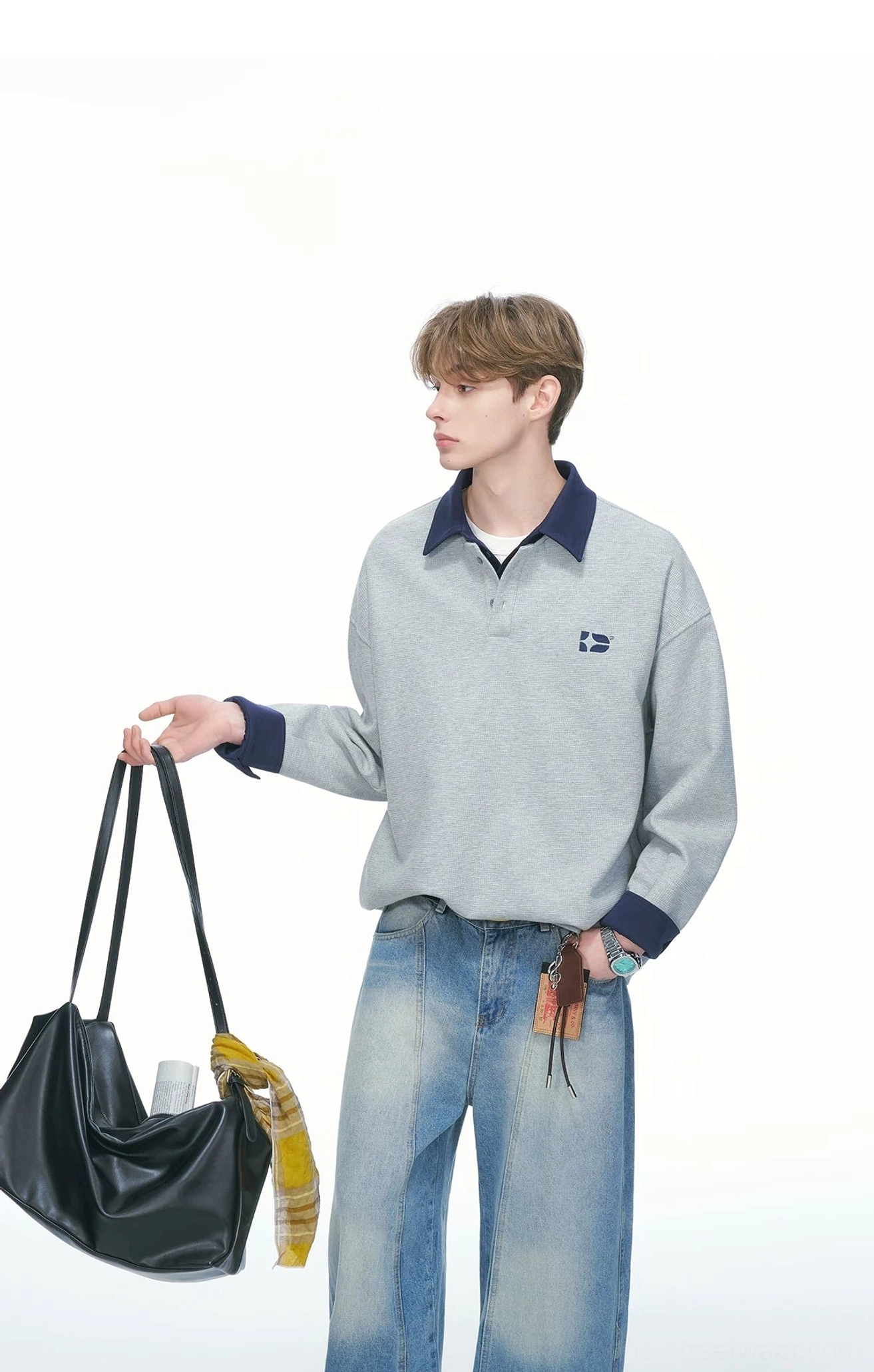 Relaxed heather gray varsity collar rugby sweatshirt styled with loose denim and a practical Korean streetwear tote bag