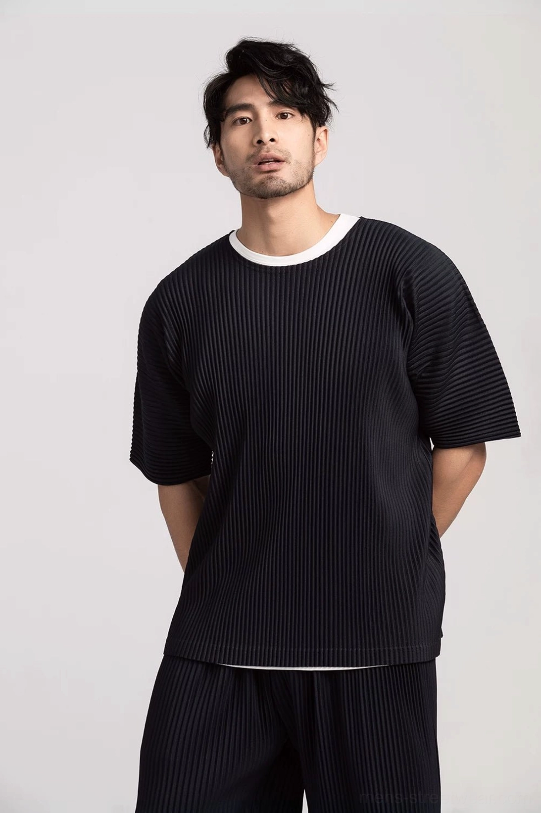 Relaxed men's pleated short-sleeve tee with clean crew neckline and modern oversized streetwear silhouette