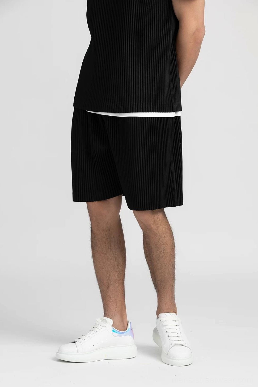 Relaxed pleated shorts with vertical texture for Acubi style outfits and contemporary casualwear
